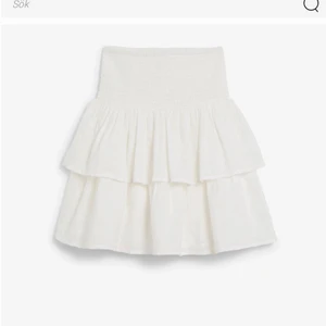 Volangkjol - Fin vit kjol från kapphal som har använts utan några synliga tecken💕 köpt på barnavdelningen men sitter som en xs eller s eftersom den är stretchig❤️fin att ha som topp också☺️ HÖGSTA BUD : 70kr + frakt🥰 du kan köpa direkt för 150kr