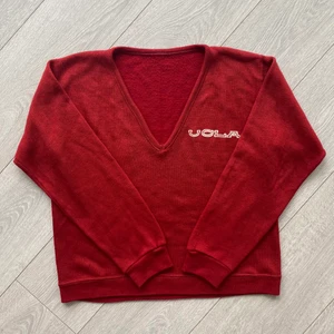 Stickad tröja - Säljer en tröja. Står ingen strl men sitter som S-M. Fint skick! Köpare står för frakt!❤️