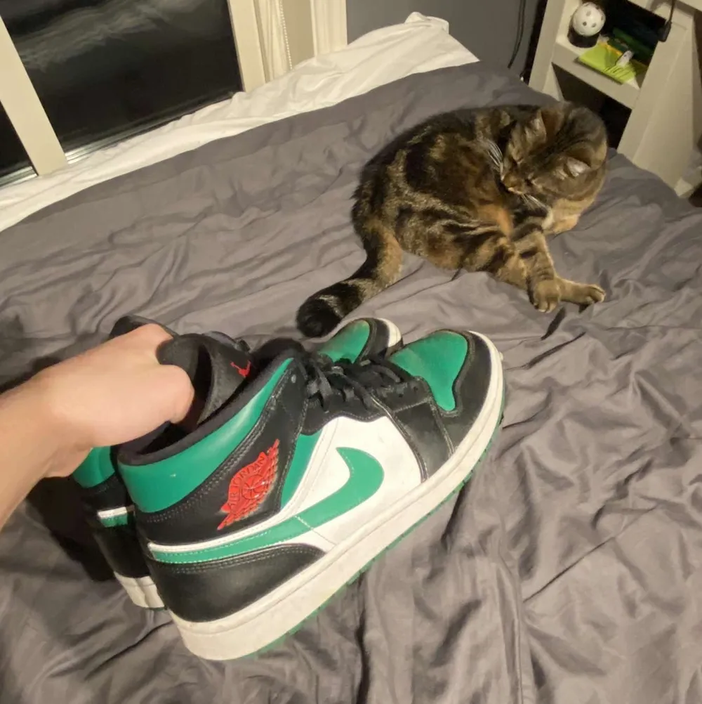 Intresse koll på ett par Jordan 1 green toe köpta på Nike för 6 månader sen, använda ett fåtal gånger efter det. Ordinarie pris 2000kr, säljer vid bra bud!💚. Skor.