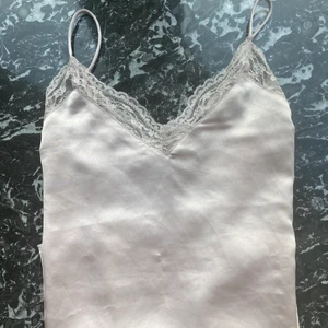 vintage spetslinne - SÄLJER NU FÖR 90KR INKL FRAKT, PRIS KAN DISKUTERAS Säljer detta otroligt vackra spetslinne i satin köpt sh. Säljs på grund av att det ej passade mig som har xxs/xs. Det står att linnet är i xs men jag uppskattar storleken att vara upp till M beroende på hur tajt man vill att det ska sitta. 