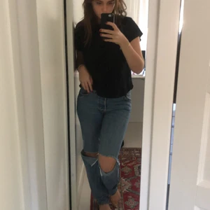 Slitna jeans från weekday - Ett par lågmidjade jeans från weekday som jag själv gjort hål i