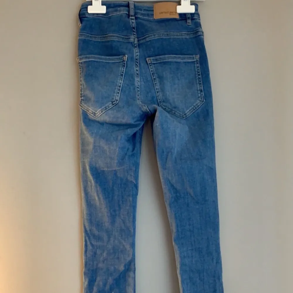 blå molly jeans från gina i stl 32. Jeans & Byxor.