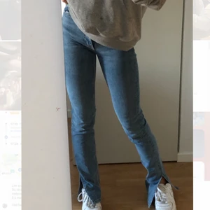 Zara jeans med slits  - Fina hela zara jeans säljer för de blivit för små. Köpte de förra hösten🤍 storlek 32