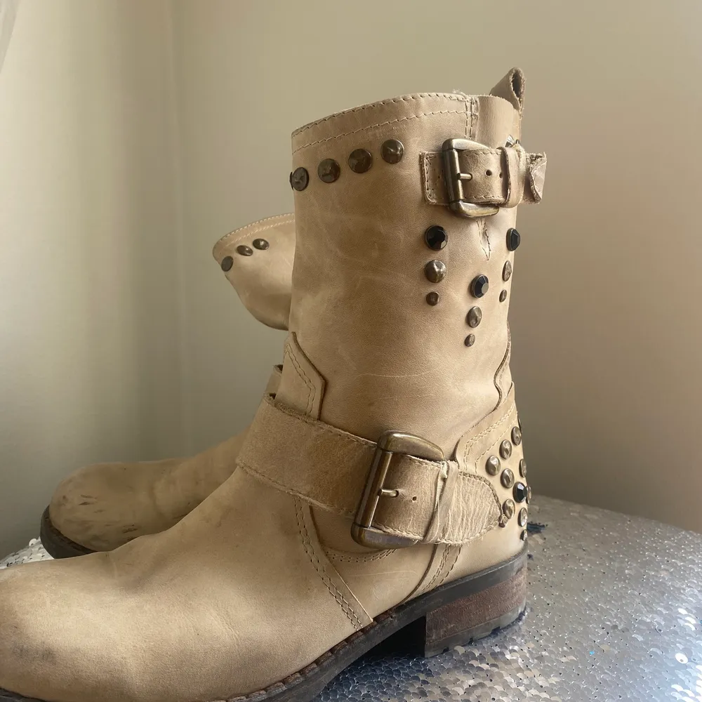 Ett par fina boots från Urban project använda en gång endast testade!                                                                    OBS!köparen står för frakt!💓. Skor.