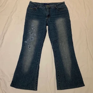 Lågmidjade jeans - Säljer dessa favorit lågmidjade jeans som är köpta här på plick som tyvärr är för korta för mig :( Fin broderi med pärlor finns på ena benet. Skulle säga att jeansen passar för dem som är runt 160-165 cm lång >33  (alla bilder är lånade ) !!Byxlängd ca 93cm långa och runt midjan är ca 88cm!!