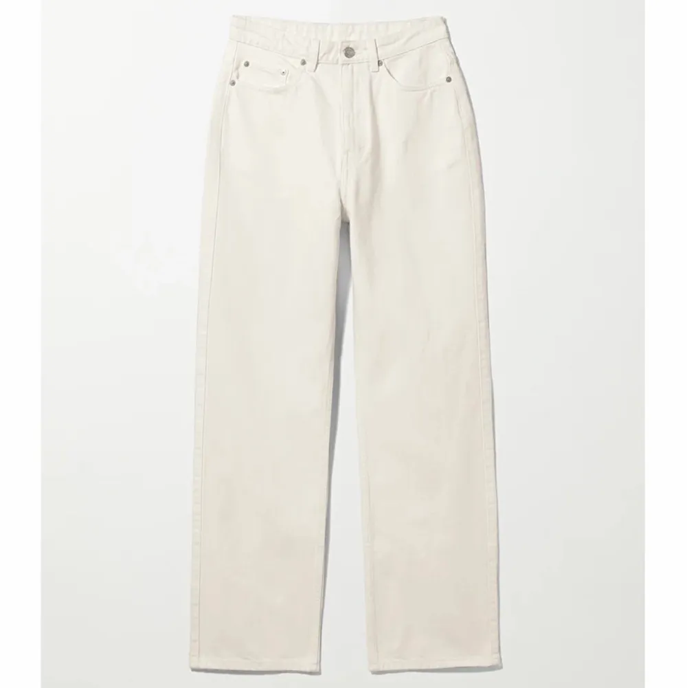 Vita jeans från weekday som har blivit för små för mig ( storlek 25 ) Modell: Rowe high waist 🤍 100kr + frakt 66kr 🤍 orginalpris 500kr 😇- pris kan diskuteras då jag helst vill bli av med dem. Jeans & Byxor.