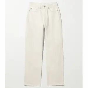 Vita jeans från weekday som har blivit för små för mig ( storlek 25 ) Modell: Rowe high waist 🤍 100kr + frakt 66kr 🤍 orginalpris 500kr 😇- pris kan diskuteras då jag helst vill bli av med dem