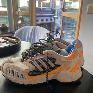Adidas sneakers - Adidas Torsion TRDC i stl 39 1/3. Aldrig använda utomhus