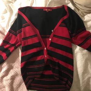 randig tröja  - randig tröja/kofta vad man än vill ha det som! köpt secondhand, aldrig använd och i nyskick 