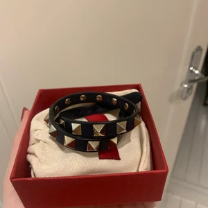 Valentino, armband, mörkblå, läder  - Säljer mitt mörkblåa dubbel valentino armband. Välanvänd men med bra skick, och boxen hänger med. Nypris 2655, säljer för 1000 kr!! ⚡️⭐️💖   (Jag står för frakten) 🔥⚡️