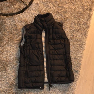 Parajumper väst dam strl S - Mörkblå parajumper väst dam strl S, nypris ungefär 3000kr, bra skick. 