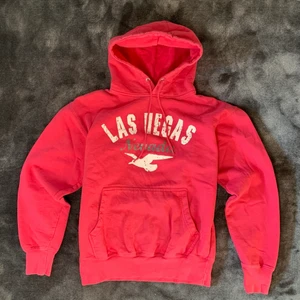Las Vegas - Vintage hoodie - Vintage hoodie med Las Vegas tryck. Trycket är i vintage-skick men fortfarande bra som går att se på bilden. Tänker mig 250kr för den, öppen för bud dock!