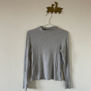 Topp från Bik bok - Grå långärmad topp med kort polokrage. Mycket fint skick. Storlek S