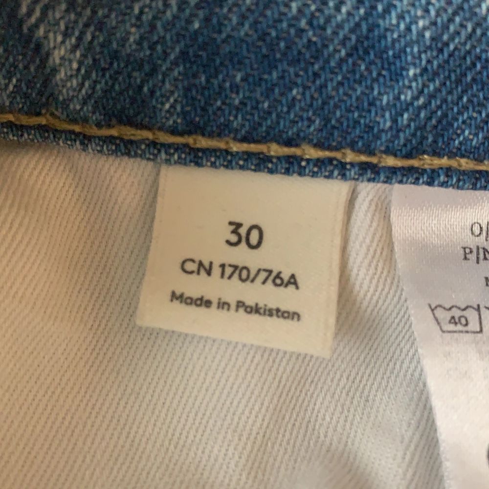 Säljer mina Yoko jeans i strl 30. De är den ljusblåa modellen (se bild två). Riktigt få annonser ute på dessa jeans då de är så himla populära. De har blivit för stora så de sitter inte riktigt rättvist på mig men se första bilden! . Jeans & Byxor.