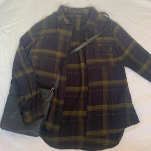 Grön och svart skjorta - En jättesnygg mörkgrön/svart skjorta från deVal. Storlek L. Bra skick. Köparen står för frakt💚 !köp göra flera plagg på en gång så sparar du på frakten!