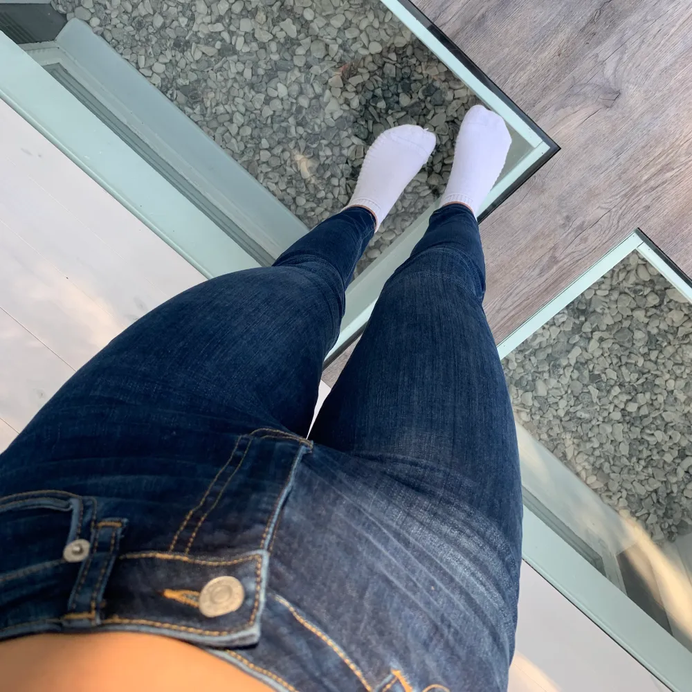 Stretchiga skinny jeans från NA-KD. De är uppsydda, så hör av dig vid frågor om mått💕. Jeans & Byxor.