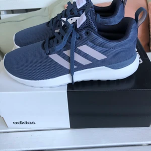 Ny snekers 38.05 från Adidas  - Hej! Säljer ett par nya snekers i stl 38.05 som är endast provade färg blå kan skickas mot en fraktkostnad på 51kr med posten skicka lätt eller avhämtning i Askim.🌸