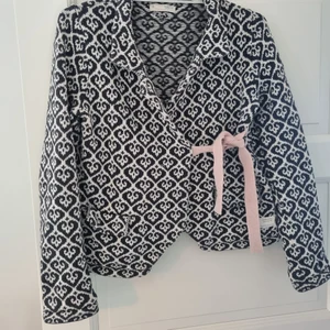 Odd Molly strl 2 - Kofta i nyskick, använd ett fåtal gånger