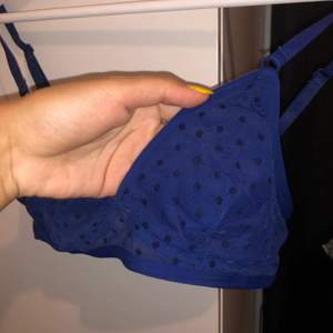 Gullig blå bralette med mörkblå prickar på! Den är i bra skick då den inte använts så mycket. Säljs pga för liten :(