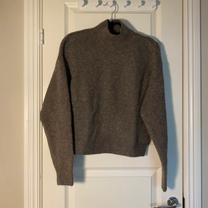 Tröja från hm  - Stickad tröja från hm i storlek xs. Prislapp kvar. 