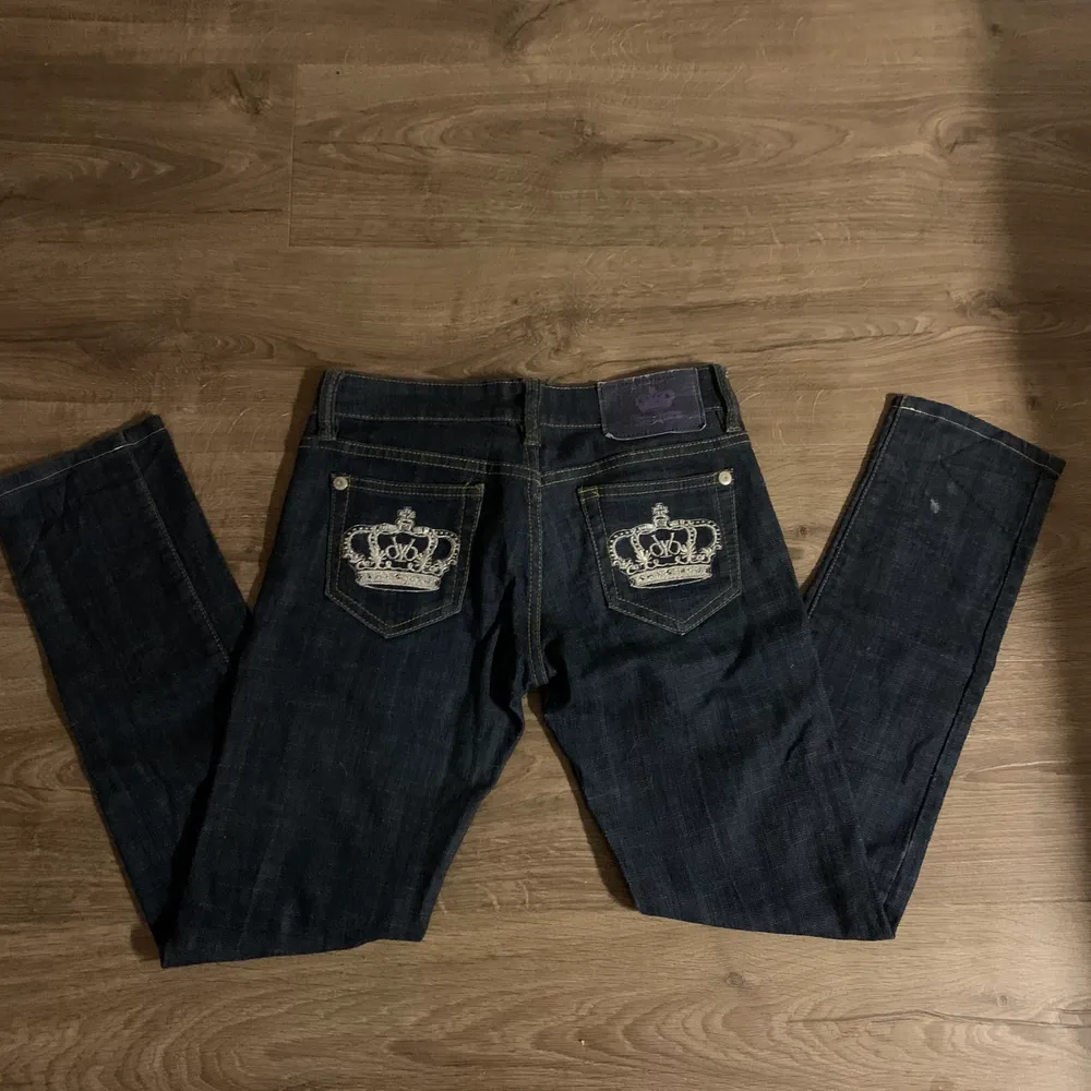 Säljer nu dessa victoria Beckham jeans !! ⚡️⚡️ säljer pga av att de är alldeles för små i låren på mig!! Strl 28 men jag som har 36 (stora lår)  fick på mig de!! Dem är låg midjade o skit snygga!!💗 skriv för fler bilder eller andra frågor!!⚡️ om många är intresserade så startar jag budgivning!💗 Buda eller köp direkt för 300+frakt💕💕 högsta bud 170!!. Jeans & Byxor.