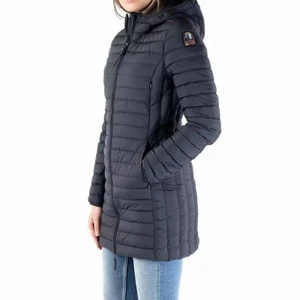 Parajumpers irene jacka SVART - Köpt förra året för ordinarie pris. Skickade den till skräddare och sytt den lite i bak. Bilder kan skickas. 