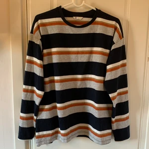 Långärmad randig tröja strl L - Randig långärmad tröja i storlek L från Cubus. Fint skick.  Betalning endast med Swish. Jag står inte för frakt eller postens slarv🥰