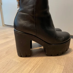 Boots med platå - Sköna boots med platå och klack från attitude. I bra skick och går att rengöra. 