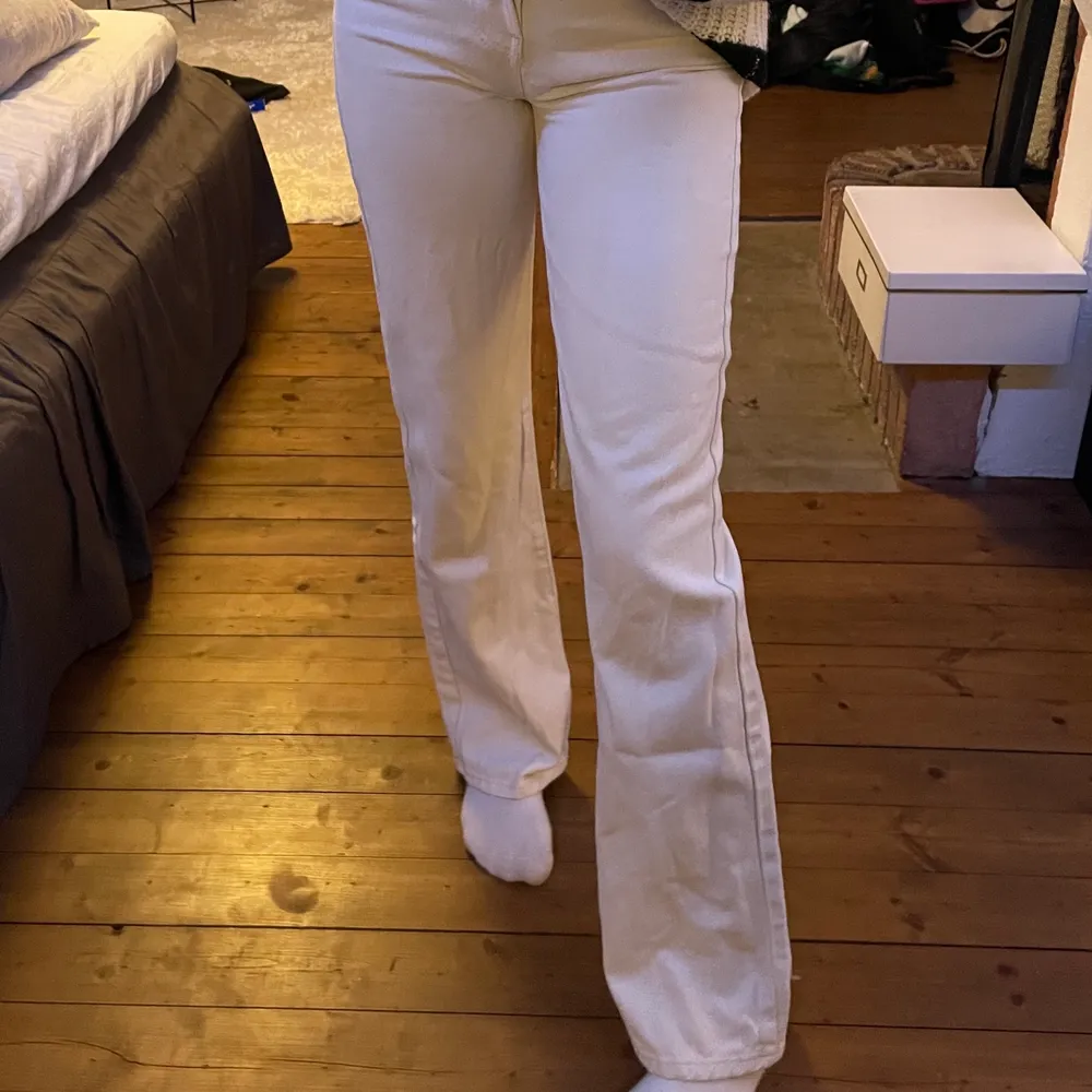 Vita jeans från Bikbok endast testade hemma och de passa inte, då ja glömt att lämna tillbaka så säljer jag det här, superbra skick och as sköna bara lite försmå för mig tyvärr. Nypris 599kr😝. Jeans & Byxor.
