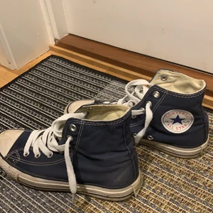 Konvers  - Intresse kol på mina konvers. Är inte säker om jag vill sälja dom men man vet aldrig. Dom är i väldigt bra skick och det finns extra band med. Lägg ett bud 