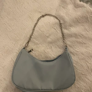 Blå väska  - En fin väska i bra skick, använd fåtal gånger.