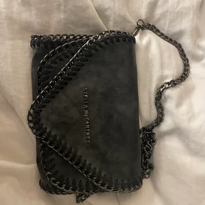 Stella McCartney väska! - Superfin Stella McCartney väska jag köpt här på Plick! Köpt för 270. Verkligen superfin men har tröttnat på den tyvärr, i jättefint skick.💓