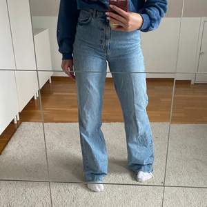 säljer dessa supersnygga jeans från zara som inte har kommit till användning. de är något långa för mig som är 170.  Modellen finns på zara men denna färgen är utsåld. Jag står ej för frakt!💞