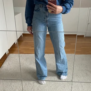 jeans zara - säljer dessa supersnygga jeans från zara som inte har kommit till användning. de är något långa för mig som är 170.  Modellen finns på zara men denna färgen är utsåld. Jag står ej för frakt!💞