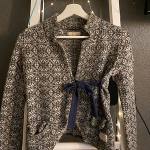 Odd Molly kofta  - Säljer denna söta kofta från Odd Molly. Den är äkta och hyfsat använd. Säljer den för att den är för liten för mig och inte min stil. Storlek 1 vilket representanter i vanlig storlek xs. Om ni har frågor så bara hör av er💗💗 (budgivning) köpte den för 1700kr, köp direkt för 800kr. 