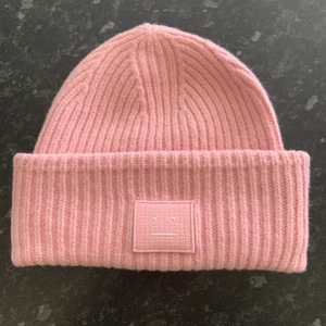 Acne mössa  - Säljer min rosa acne mössa då den tyvärr krympt lite i tvätten och den är för liten för mig nu.. den är 23 cm bred och 22 cm hög. Använd två säsonger  men i fint skick. Kan även byta mot annan färg och lägga pengar imellan om så behövs 💕