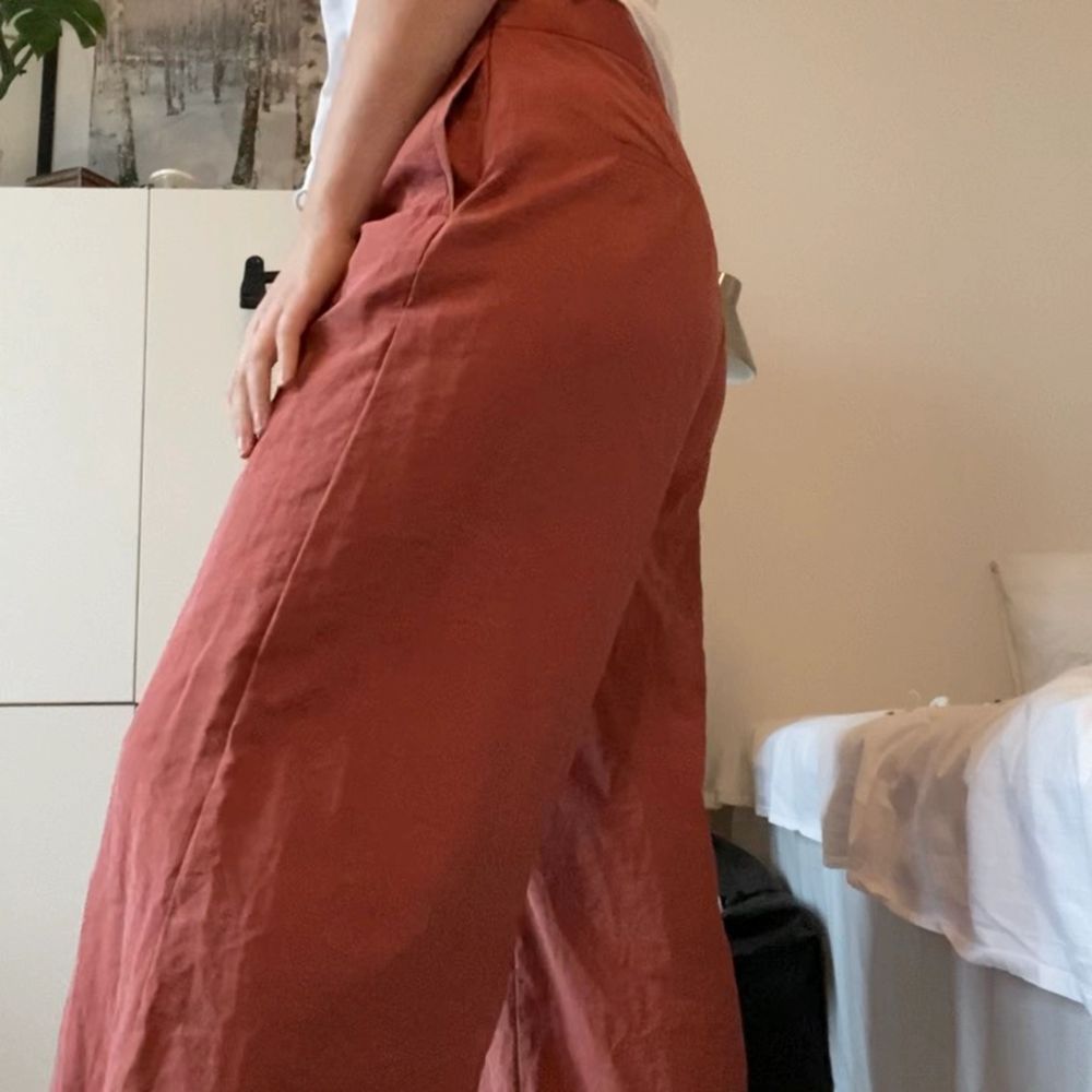 Vida byxor i ljus, rödrostig färg. Str 46. Använt 1 gång. Med 2 fickor. Dragkedja på sidan. Sitter tajt runt rumpan, vida runt benen Köpta för 399kr För stora i midjan för mig vilken ja tänkte i affären inte skulle göra nåt men trivs inte i dem 😭. Jeans & Byxor.