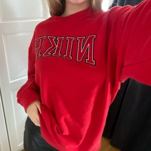 Nike - Jättefin röd nike sweatshirt. Storlek XL, sitter snyggt overzised. Köpt här på plick. Köparen står för frakt.
