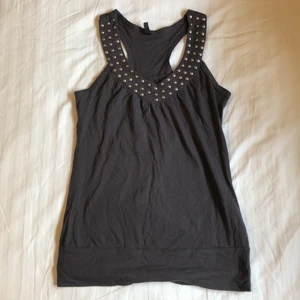 tröja - grå topp med typ nitar