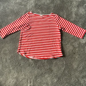 Randig tröja  - Säljer min fina randiga tröja ifrån hm💕den har ”mellanlånga” armar som man ser på bilden