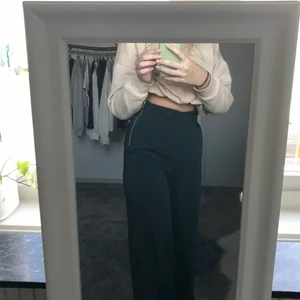 Mörkgröna byxor - Säljer dessa byxor från lindex, då dom är lite för korta för mig,💕 har en dragkedja på höften och slits vid byxänden. Köparen står för frakt 