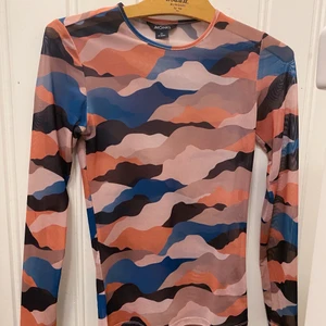 Meshtopp - Superfin mesh tröja från monki i storlek xs, väldigt stretchigt tyg och passar många. Sparsamt använd