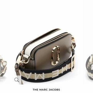 Marc Jacobs väska  - Säljer min Marc Jacobs axelremsväska. Orginalpris och köpt för 3700 kr. Säljer nu för 1800 kr. 💕💕 Använd 2 gånger, därav bra kvalité och som ny!