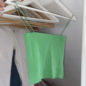 Grön Zara topp strl S - Bra skick, knappt använd.