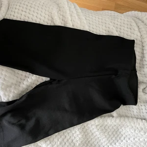 Cykelshorts - Svarta ribbade cykelshorts från Gina Tricot. Använda tre ggr ungefär 