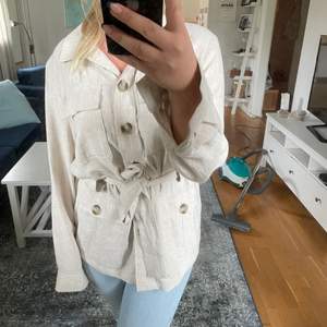 Skit snygg blus/blazer beror på hur du vill styla den. Köpt på H&M. Väldigt lite använd så den är i jätte fint skick. Materialet känns som linne 