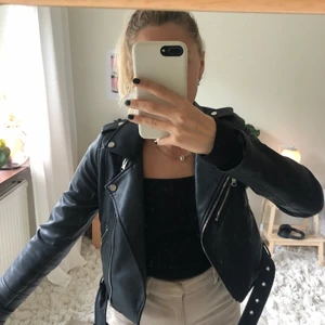 Pull & Bear skinnjacka - Superfin jacka i läderimitation från pull & bear. Fint skick! Lite kortare i modellen och med bältesdetaljer. Storlek xs🤎 perfekt till hösten!