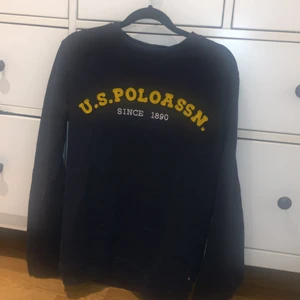 Polo tröja - En U.S.POLOASSN. Tröja, köpt via kidsbrandstore💕 den är väl använd men har inga slitningar eller hål!! För bilder på, kontakta privat!