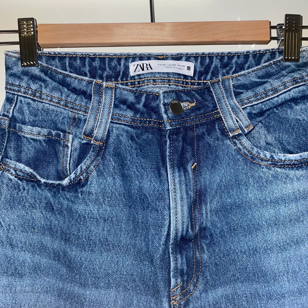 Raka jeans från zara. Använda några gånger men i bra skick. Storlek 36💘 pris går alltid att diskutera💙. Jeans & Byxor.