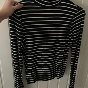Svart tunn polotröja med vita ränder - Svart tunn polotröja med vita tunna ränder. Helt oanvänd. Storlek S. 49 kr + frakt